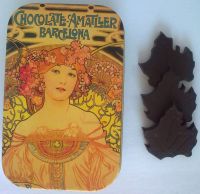 Pastillero con hojas de chocolate negro 70%