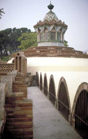 Los establos de Pedralbes y la cpula de 12 ventanas.