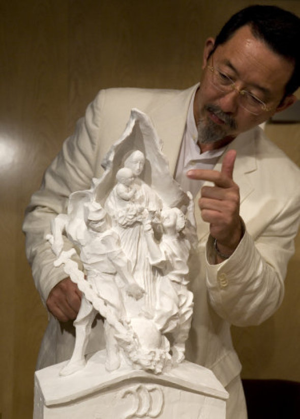 El escultor Etsuro Sotoo muestra la maqueta de la obra 